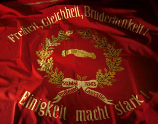 Foto: Vorderseite der Traditionsfahne der SPD. Gefertigt 1873 für den ADAV. 